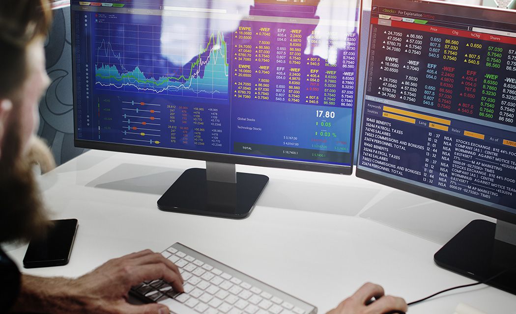 Intradenný trader analyzuje grafy