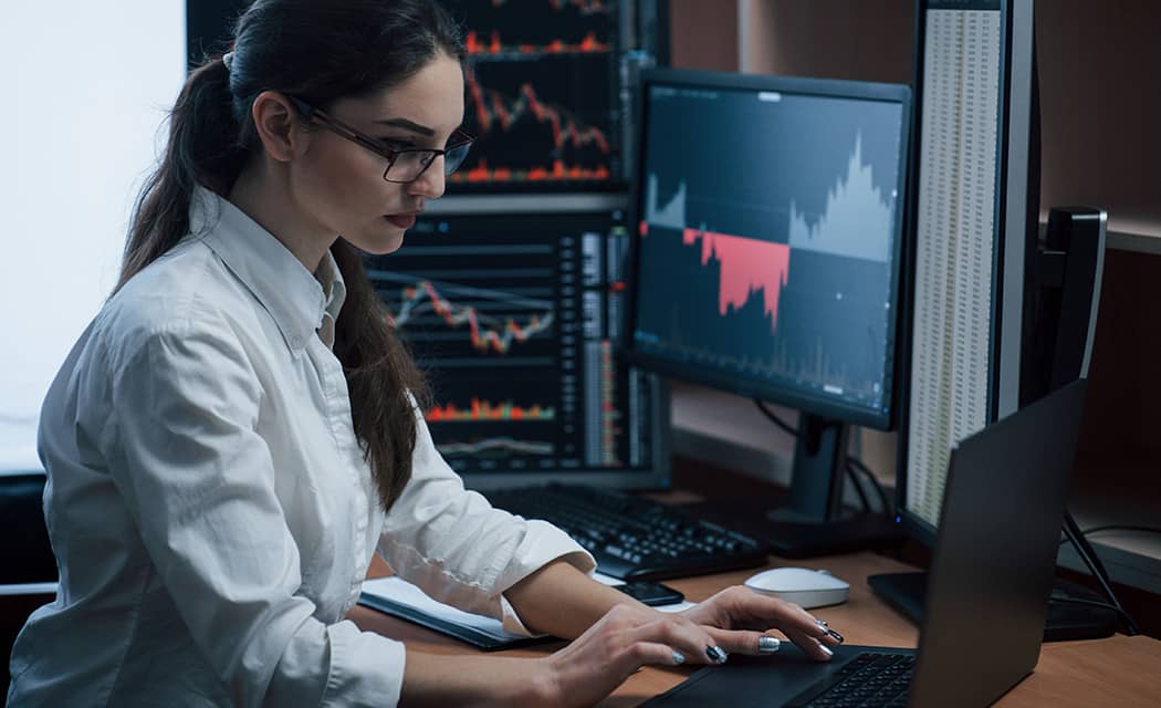 Trader analyzuje cenové grafy