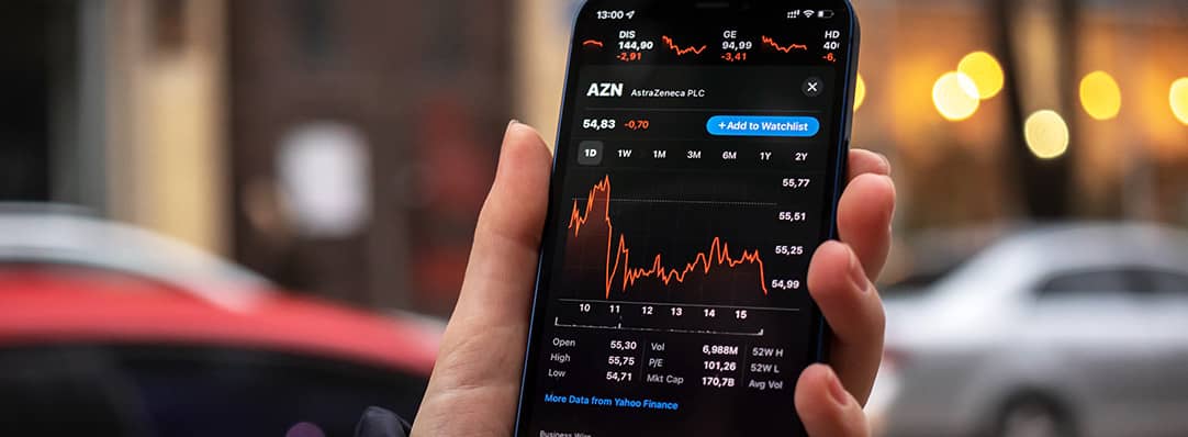 investor kontroluje graf v trading aplikácii
