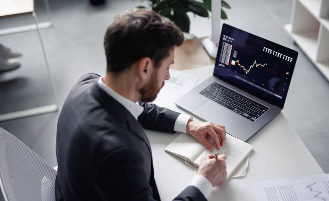Trader analyzuje spready u účtov brokerov
